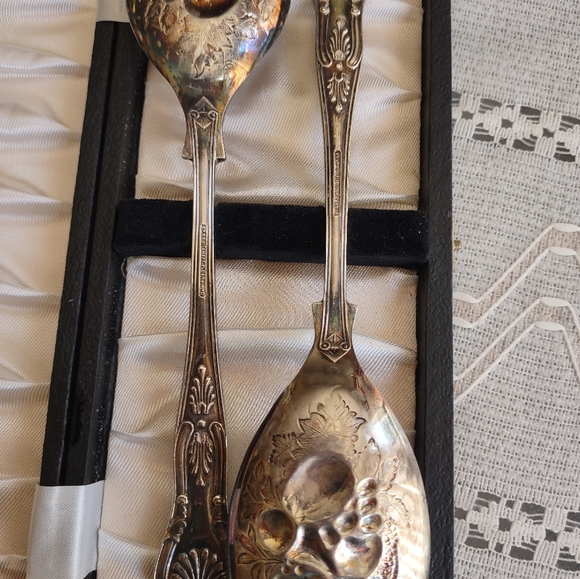 Raimond Sheffield Silver Plate Berry Spoon and Fork Servers - Picture 2 of 3